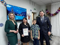 Николай Ташланов в Семейном МФЦ окружной столицы наградил многодетные семьи – победителей новогоднего конкурса