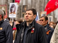 Николай Ташланов вместе с «Бессмертным полком» возложил цветы к Вечному огню в Ханты-Мансийске