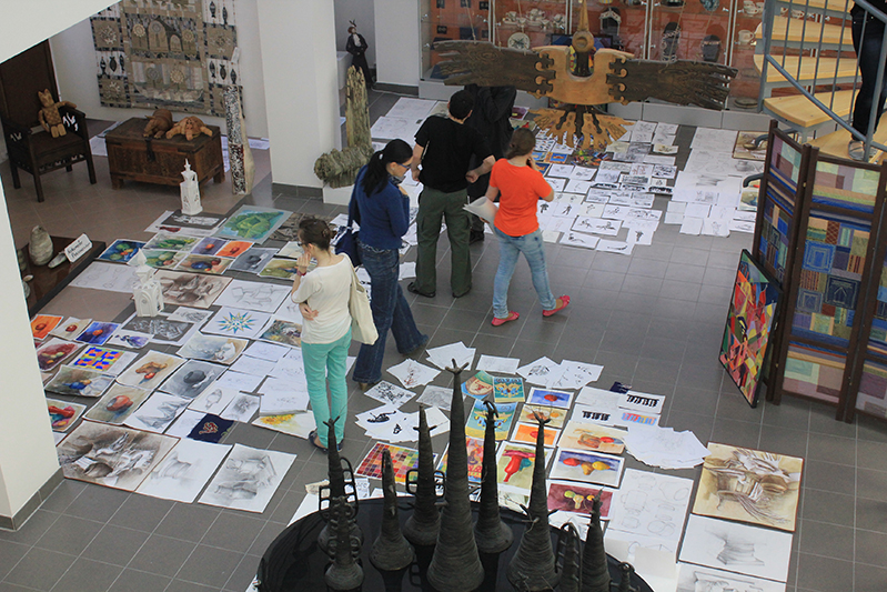 В Центре профессиональной патологии проходит выставка молодых художников Югры