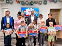 Николай Ташланов вручил первоклассникам наборы канцелярии и сертификаты для приобретения школьных принадлежностей Николай Ташланов вручил первоклассникам наборы канцелярии и сертификаты для приобретения школьных принадлежностей