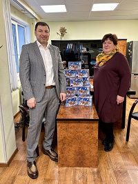 Николай Ташланов передал новогодние подарки для ВИЧ-положительных детей окружной столицы и Ханты-Мансийского района